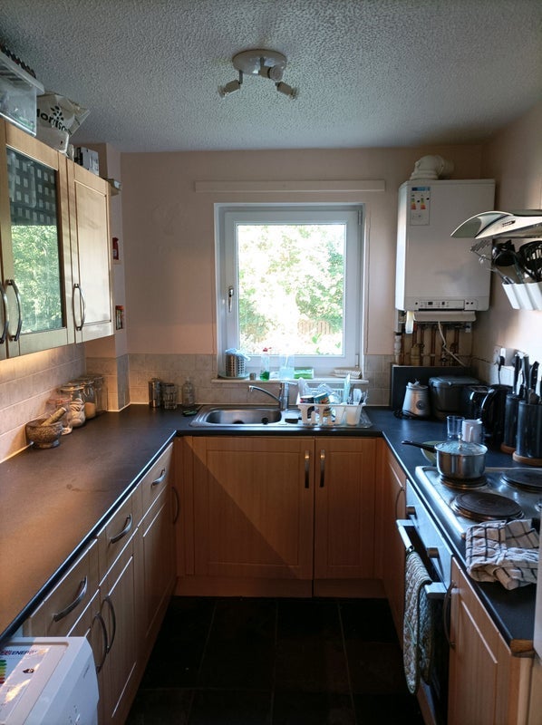 Room Kelvindale Road in Glasgow