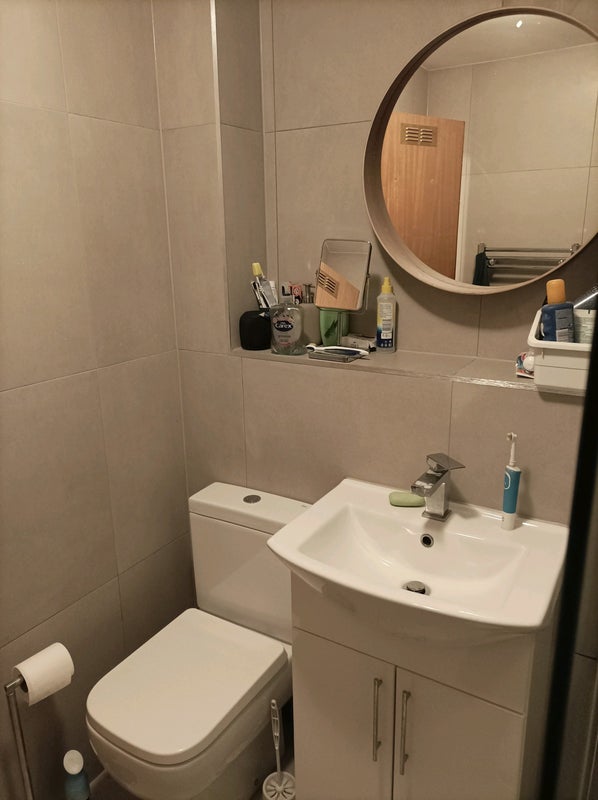 Room Kelvindale Road in Glasgow