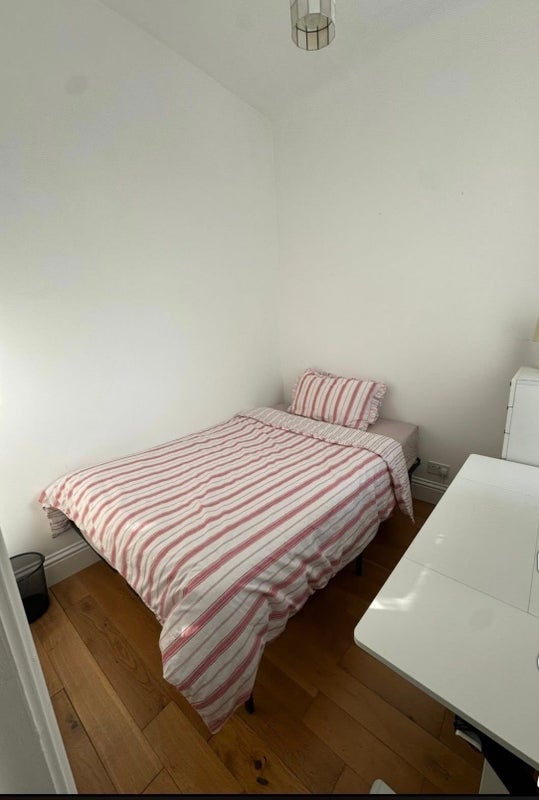Room Coningham Road in Greater London