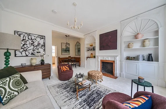 Flat Thames Place in Greater London