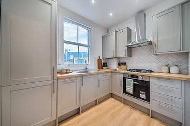 Flat Thames Place in Greater London