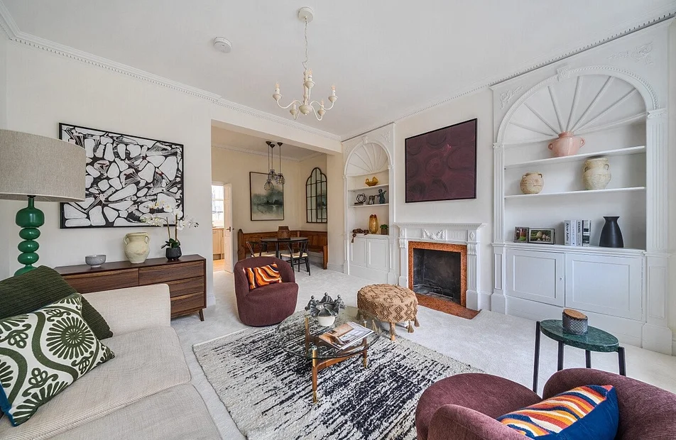 Flat Thames Place in Greater London