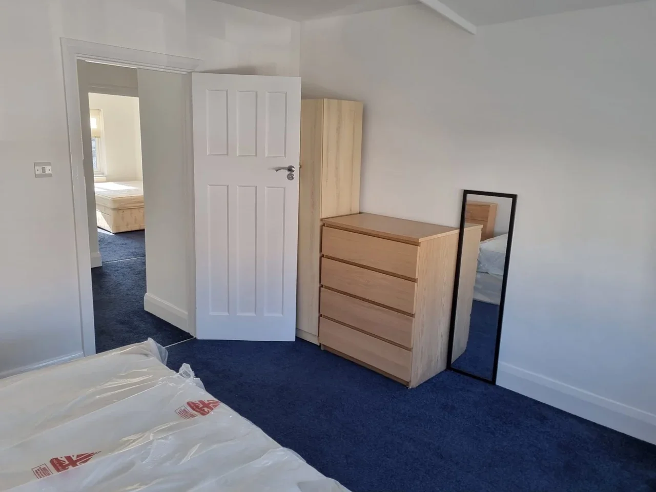 Room Hendale Avenue in Greater London