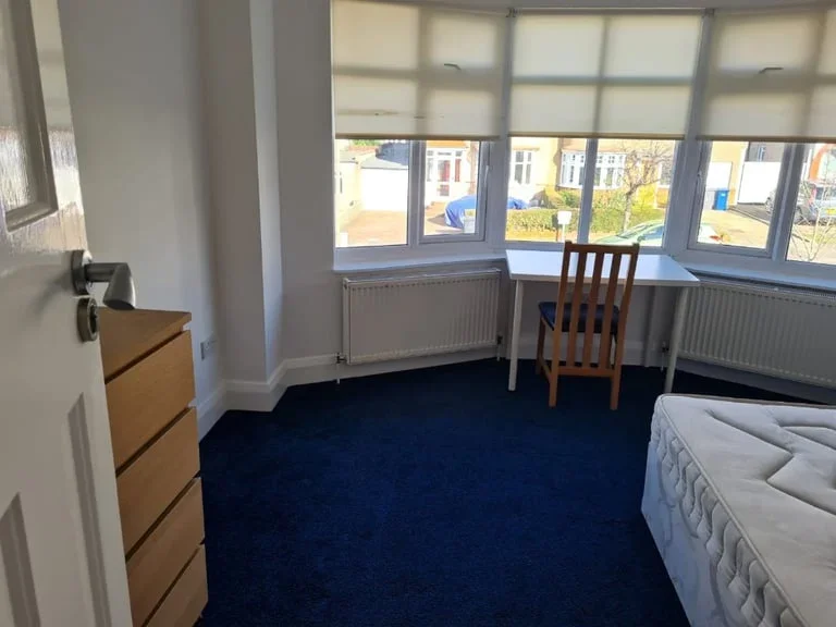 Room Hendale Avenue in Greater London