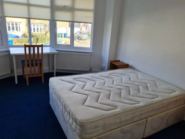 Room Hendale Avenue in Greater London