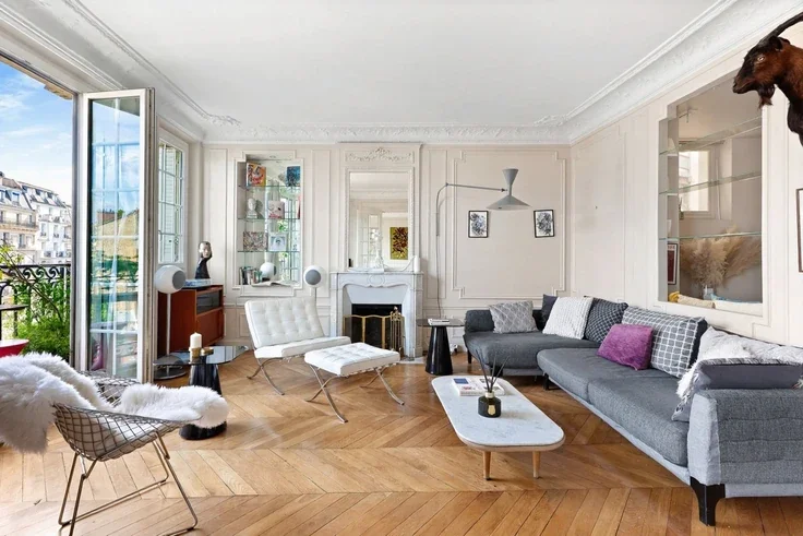 House Avenue de Versailles in Paris
