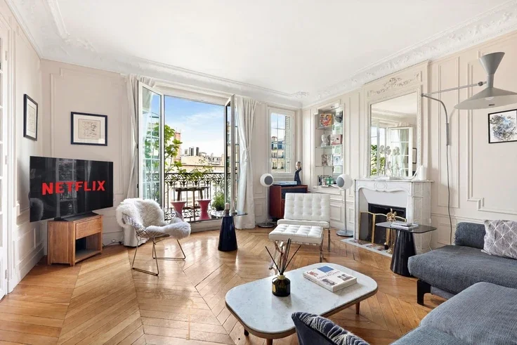 House Avenue de Versailles in Paris