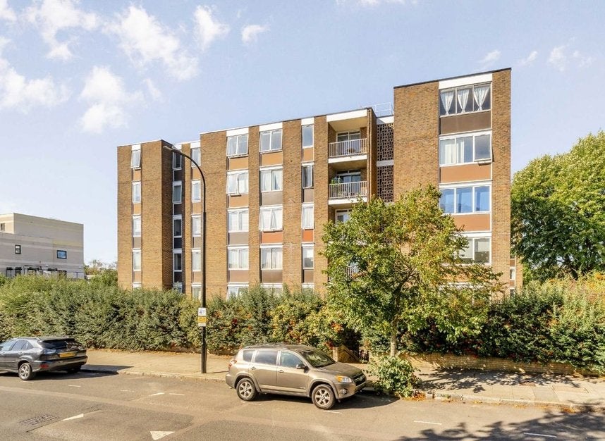 Flat Boundary Road in Greater London