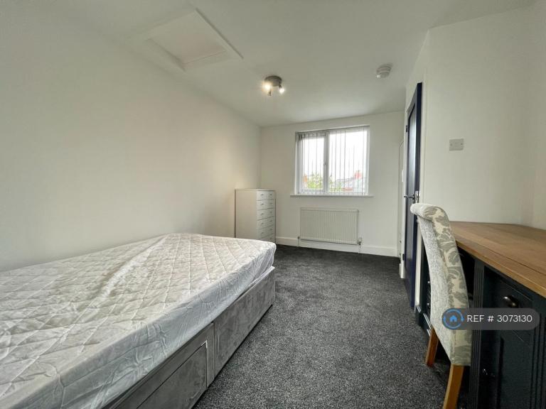 Room Thompson Avenue in West Lancashire