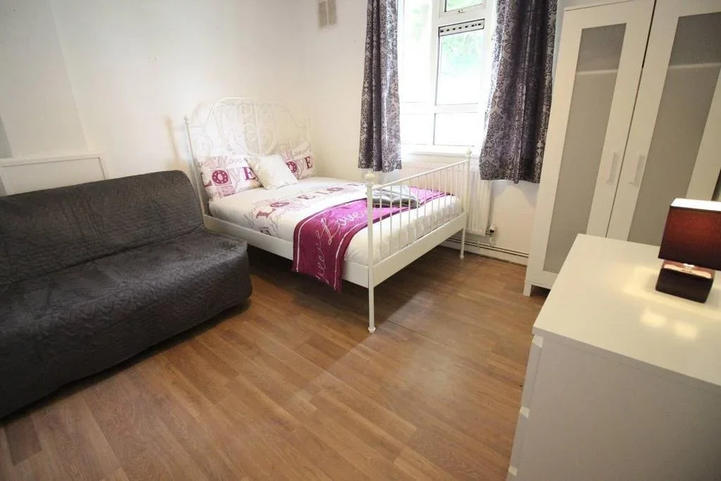 House Lonsdale Avenue in Greater London