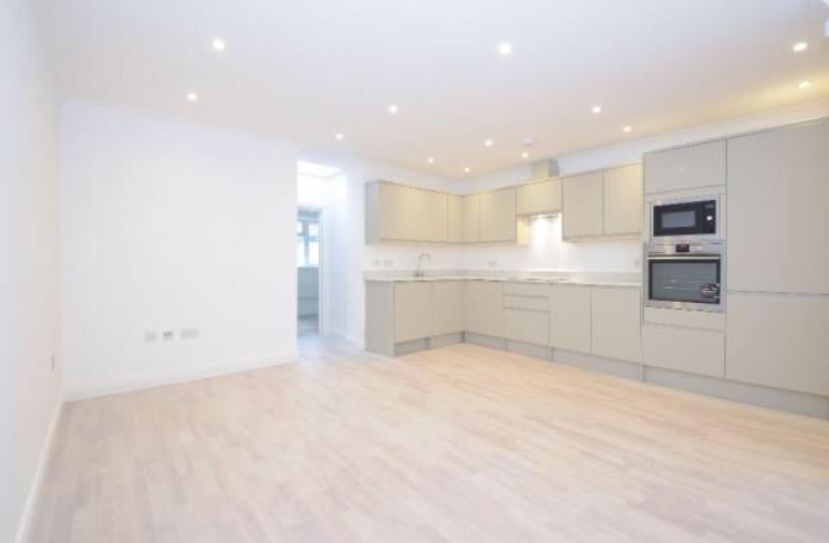 Flat Baker Street in Elmbridge