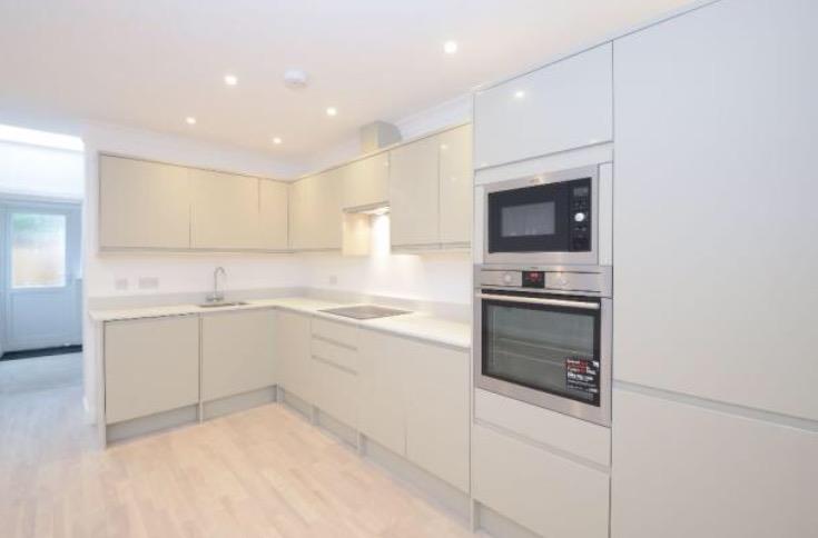 Flat Baker Street in Elmbridge