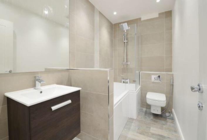 Flat Baker Street in Elmbridge