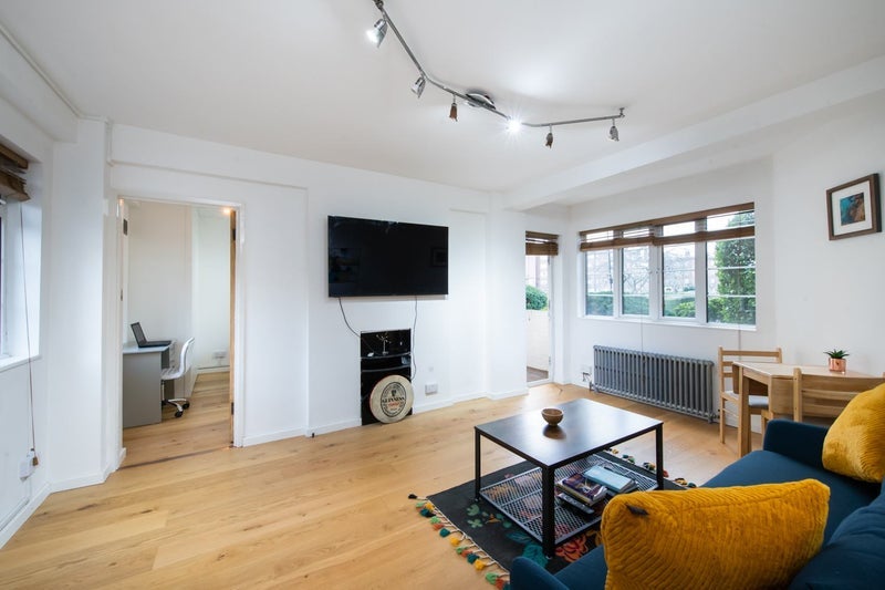 Flat Chiswick Village in Greater London