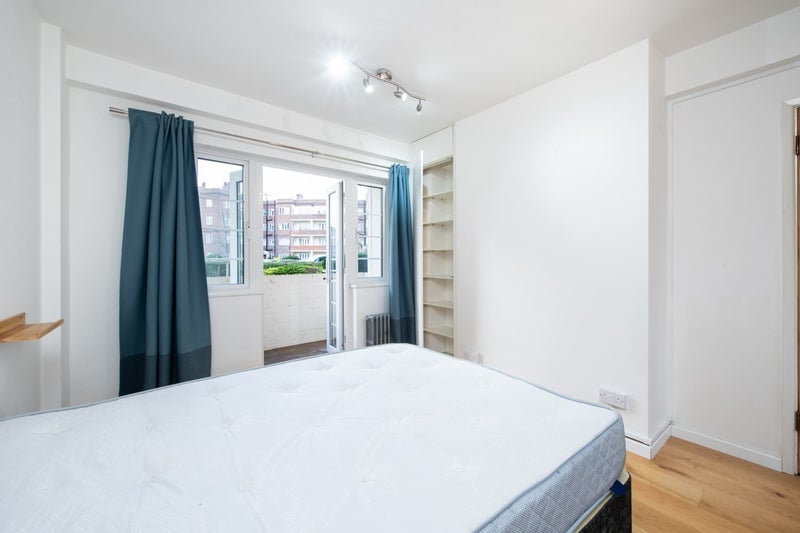 Flat Chiswick Village in Greater London