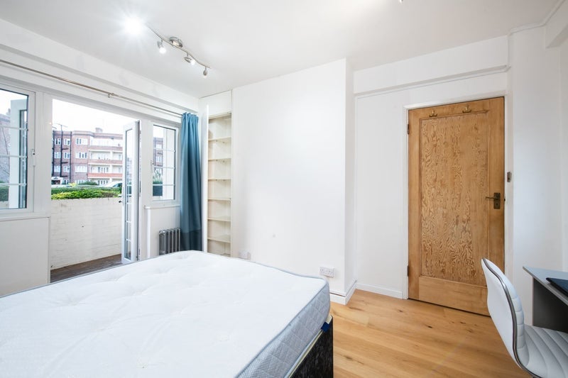 Flat Chiswick Village in Greater London