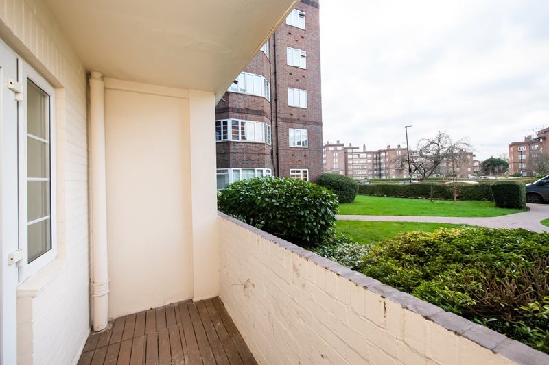 Flat Chiswick Village in Greater London