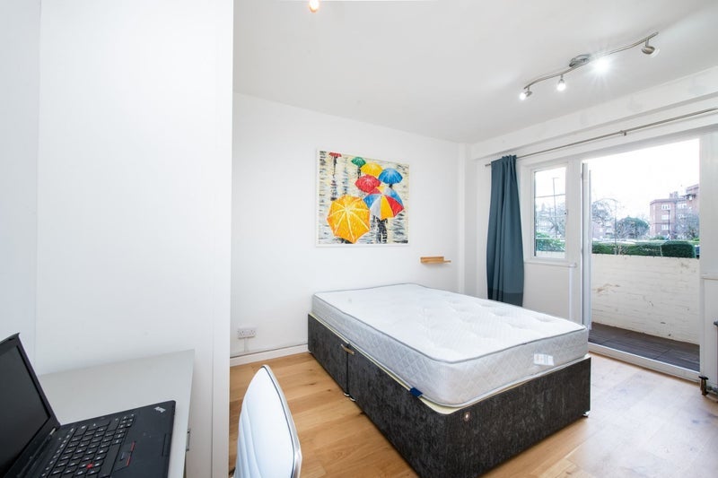 Flat Chiswick Village in Greater London