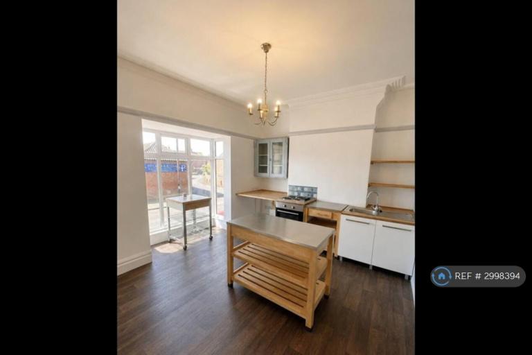 Flat Lincoln Road in East Lindsey