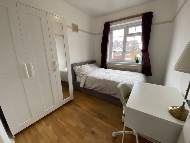 Room Gibbon Road in Greater London