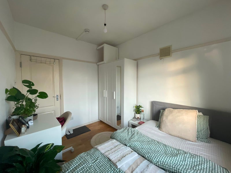 Room Gibbon Road in Greater London