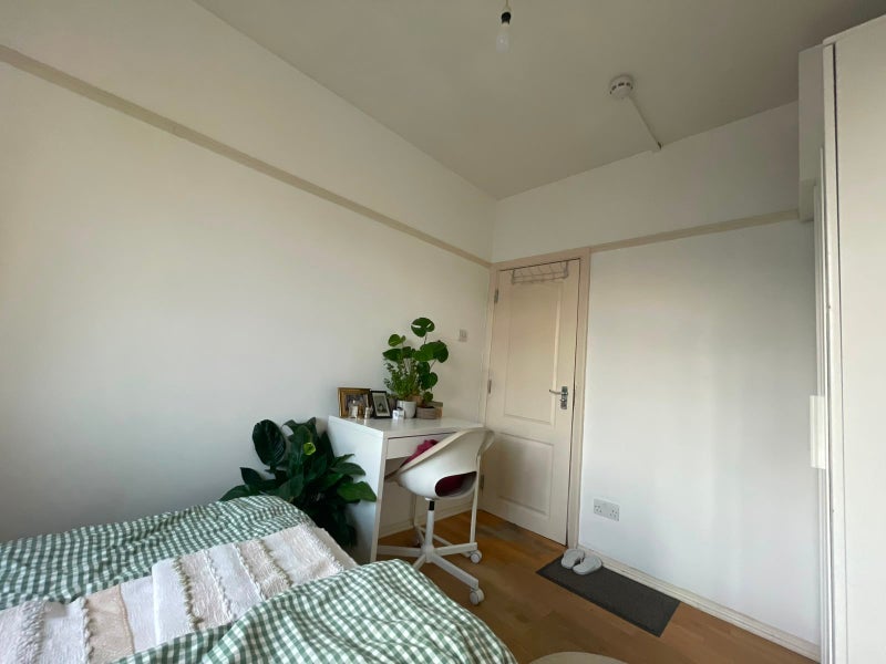 Room Gibbon Road in Greater London