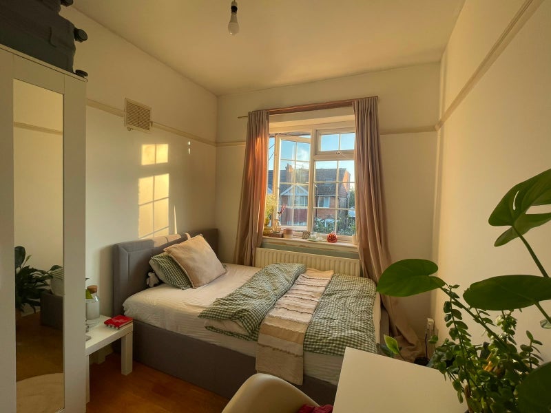Room Gibbon Road in Greater London