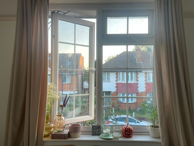 Room Gibbon Road in Greater London