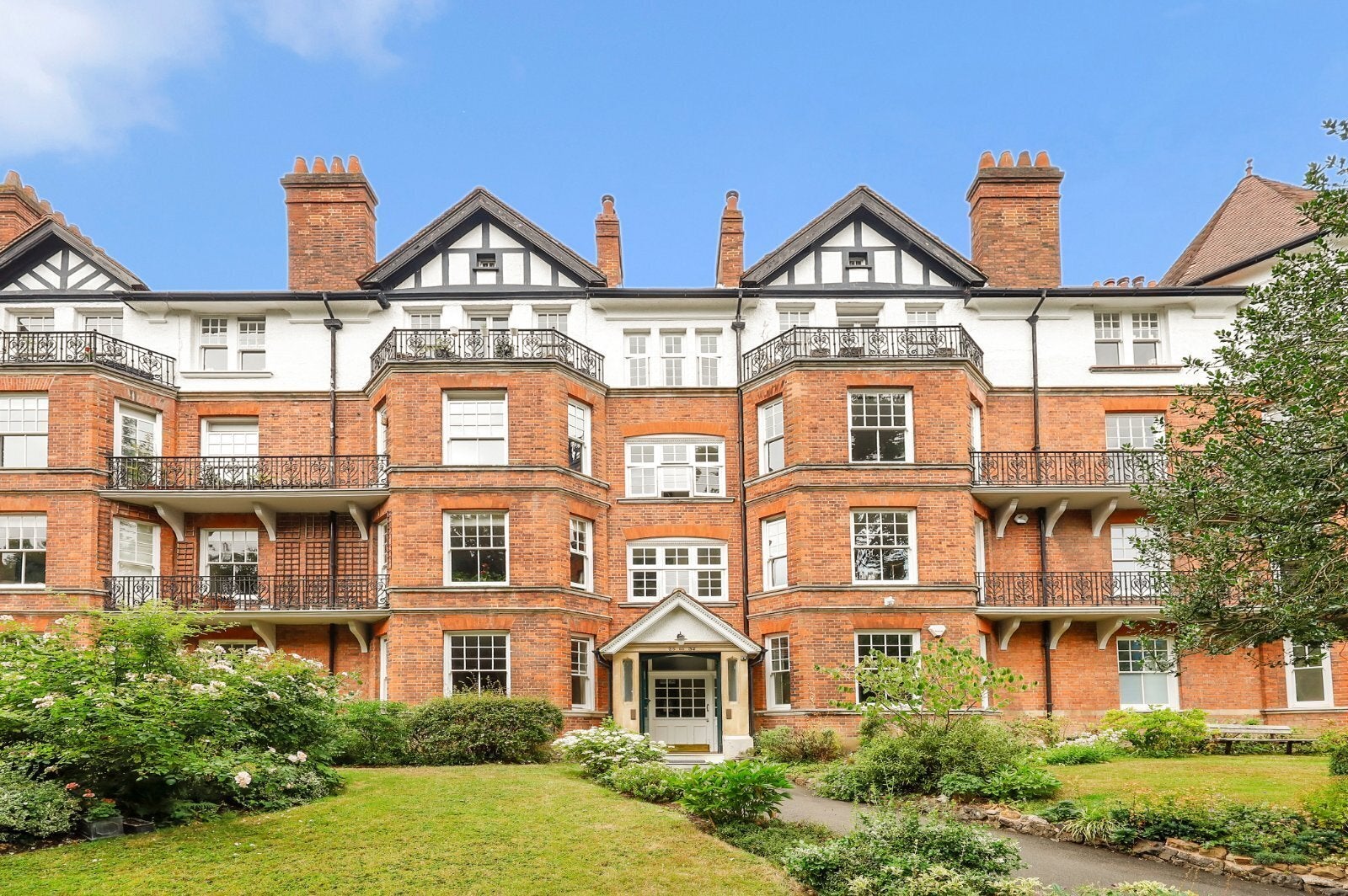 Flat Brookfield in Greater London