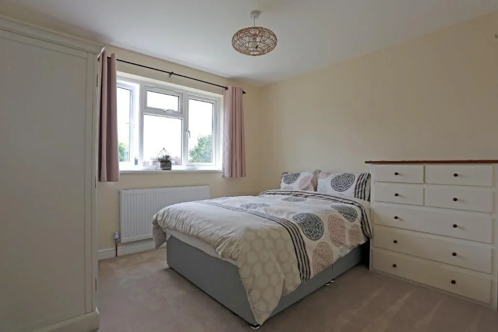Room Whalebone Lane North in Greater London