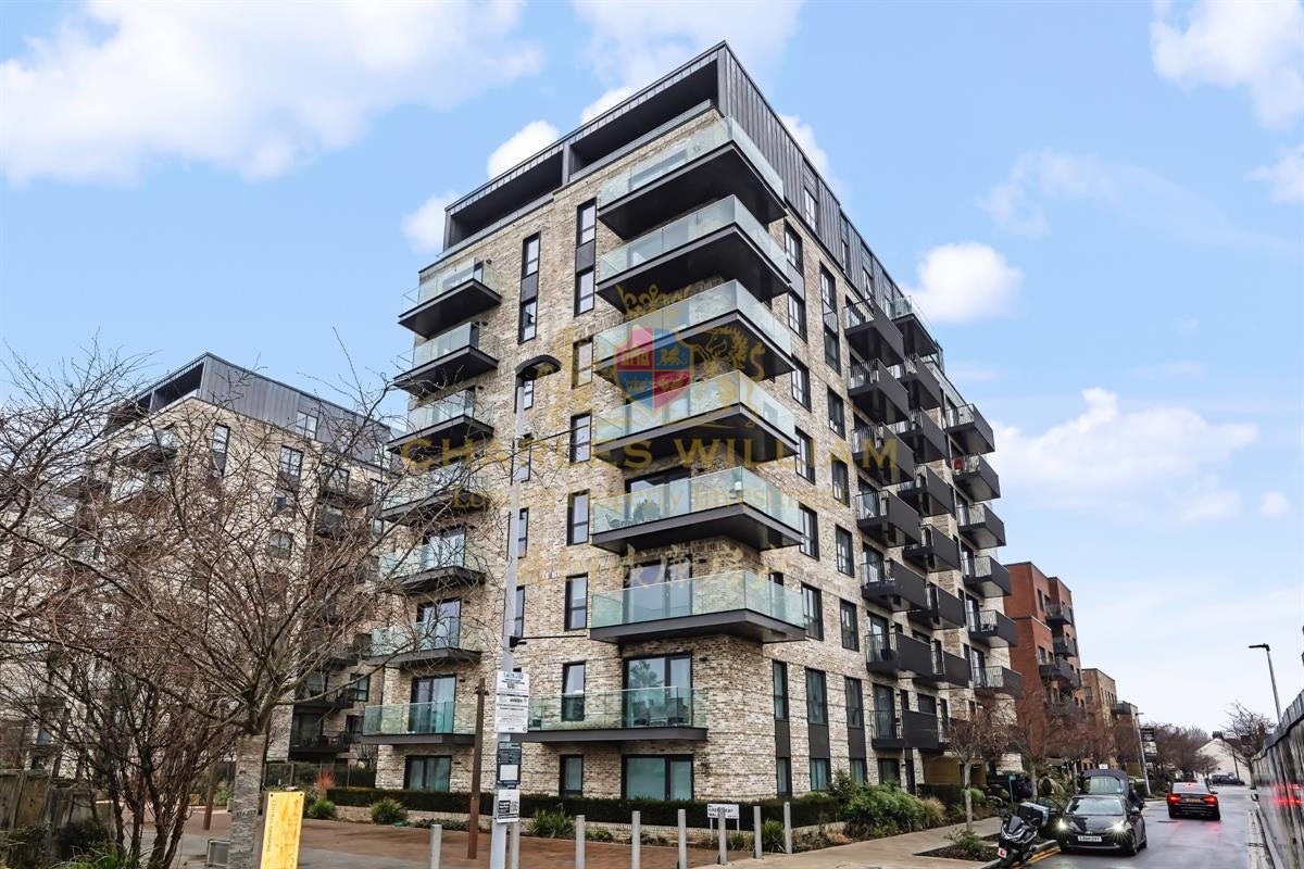 Flat Greenleaf Walk in Greater London