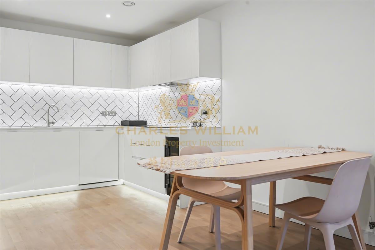 Flat Greenleaf Walk in Greater London
