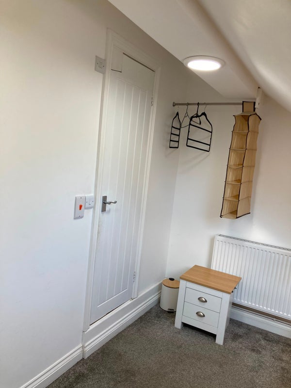 Room Clive Road in Redditch