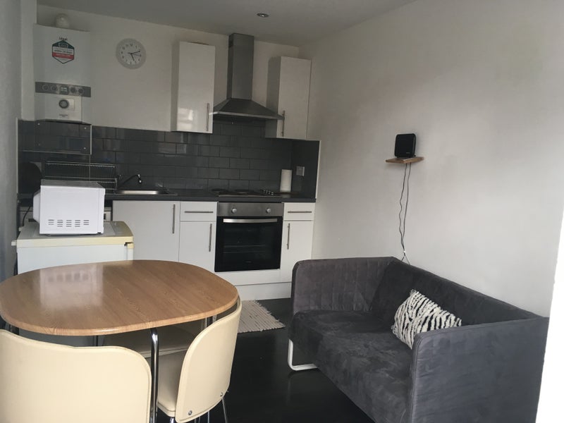Room Kingsholm Gardens in Greater London