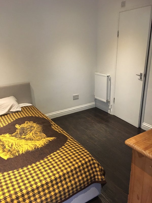 Room Kingsholm Gardens in Greater London