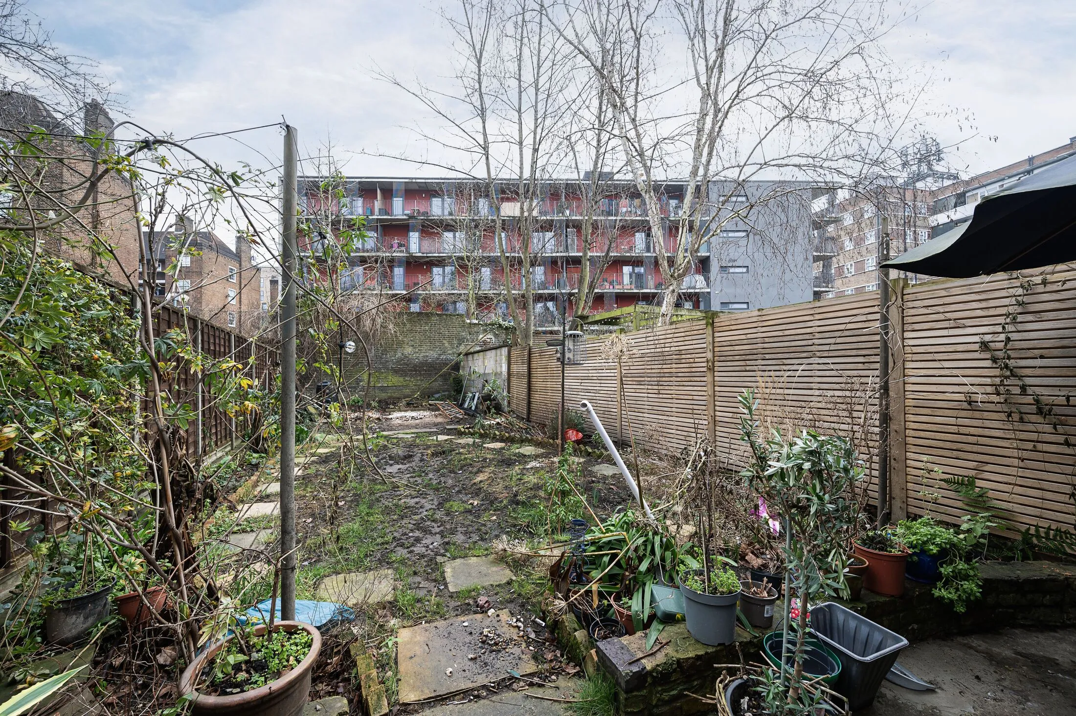 Flat Bodney Road in Greater London