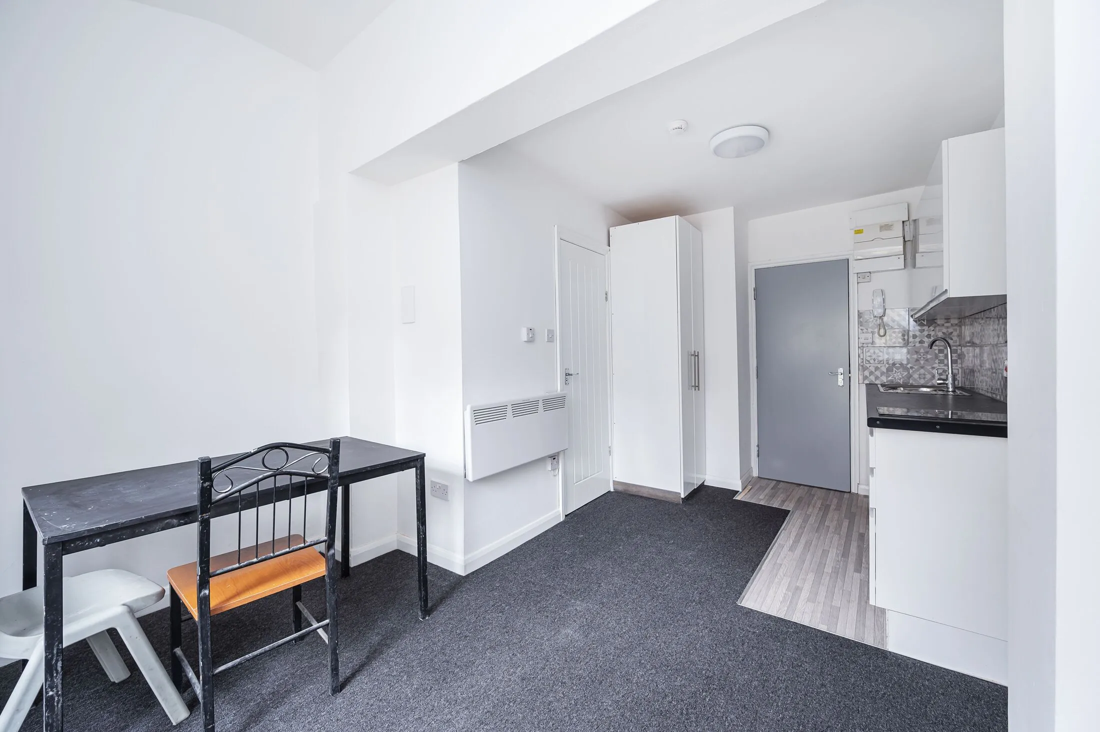 Flat Bodney Road in Greater London