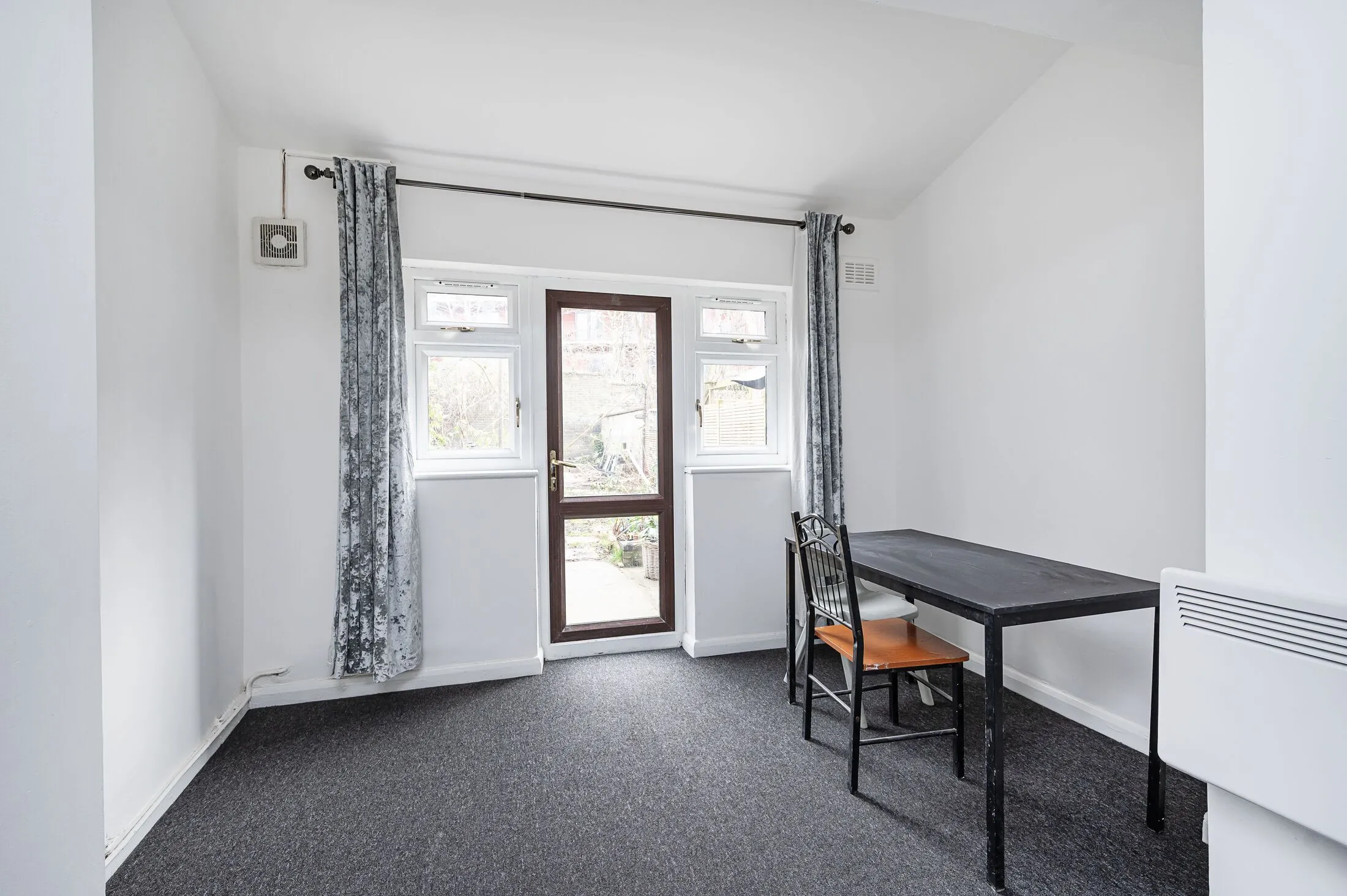Flat Bodney Road in Greater London
