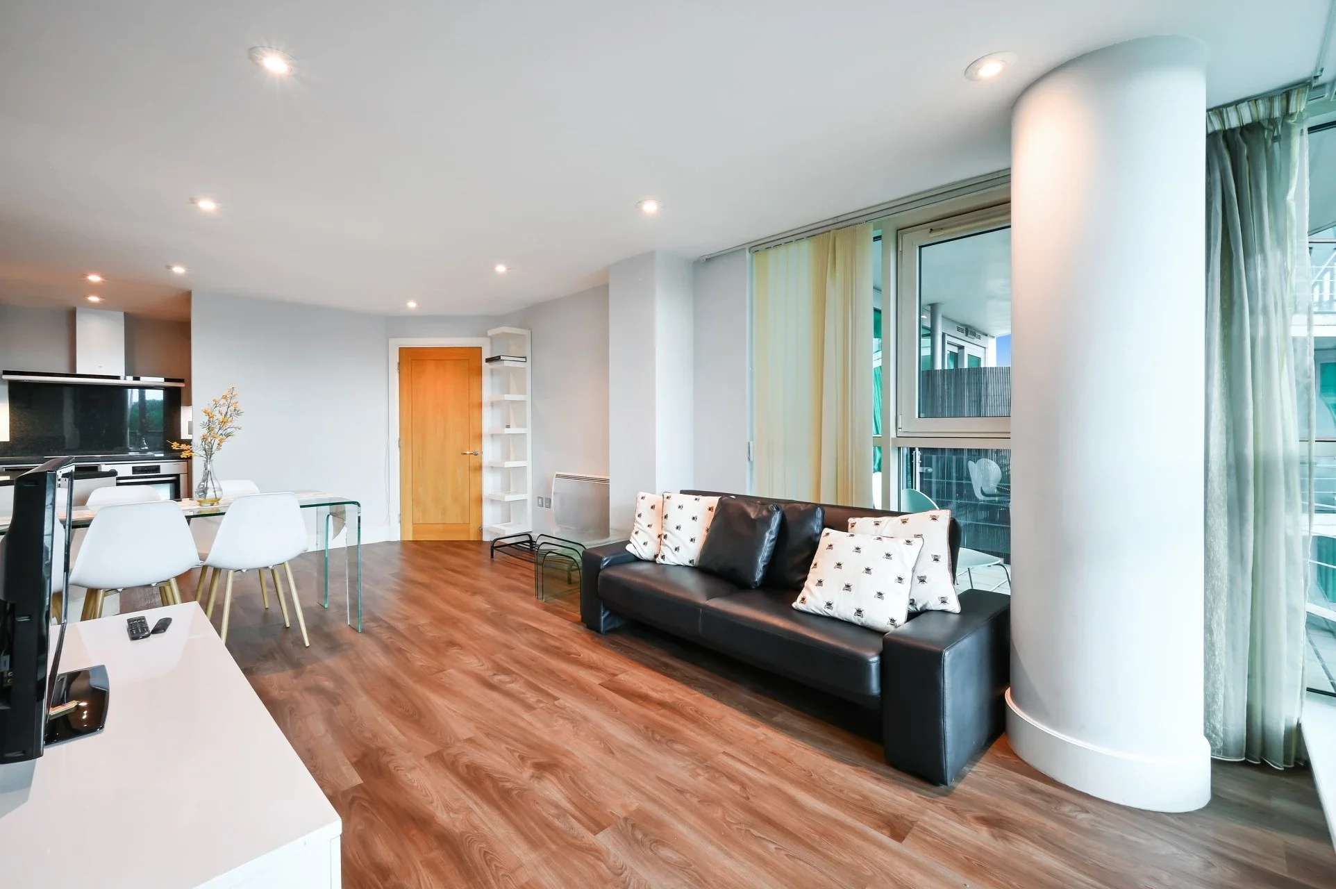 Flat Nine Elms Lane in Greater London
