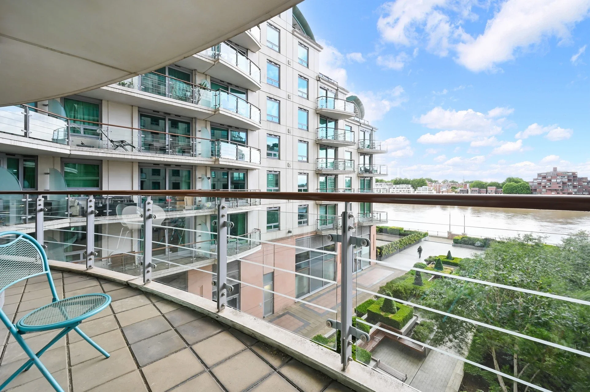 Flat Nine Elms Lane in Greater London