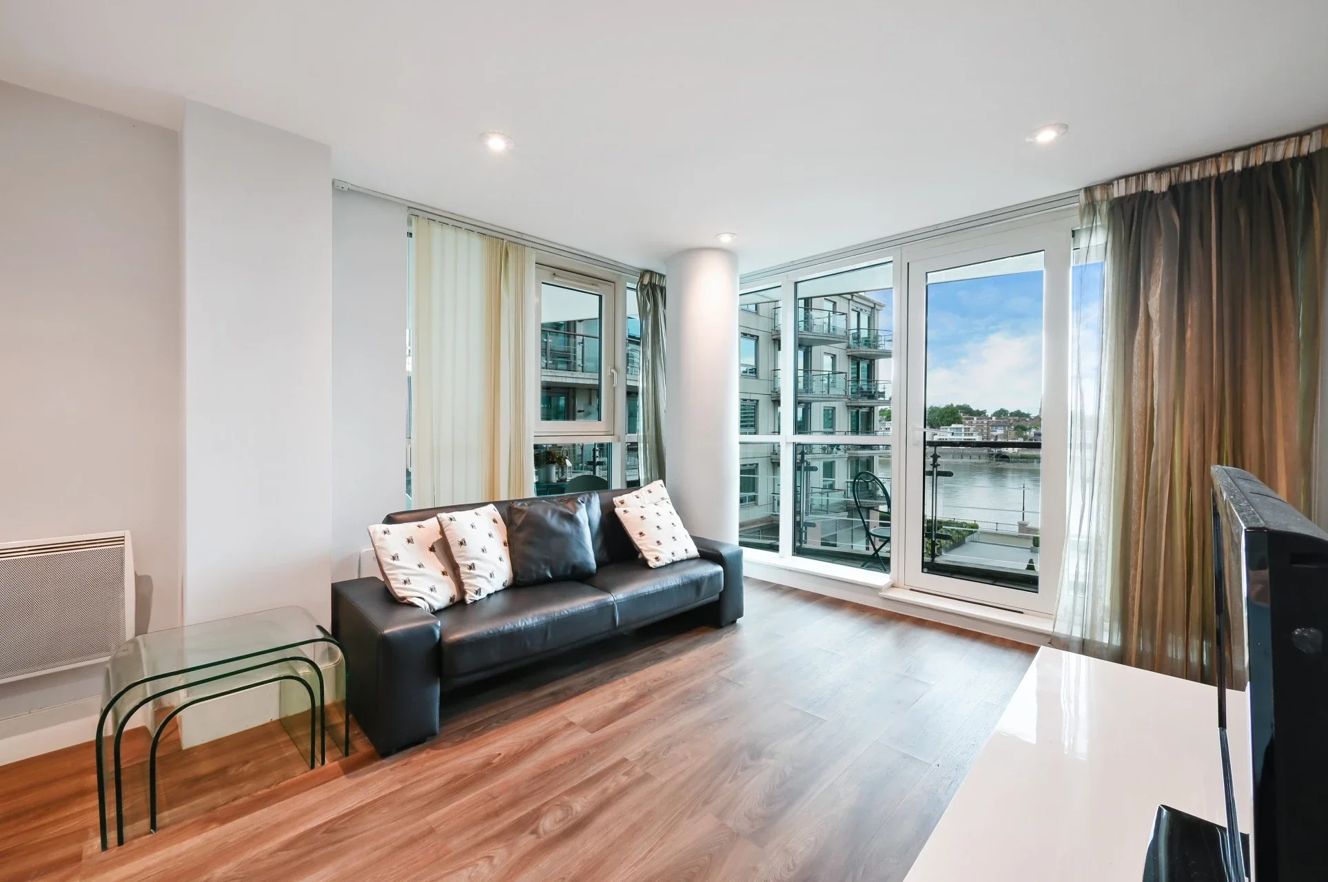 Flat Nine Elms Lane in Greater London