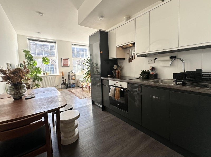 Flat Defoe Road in Greater London