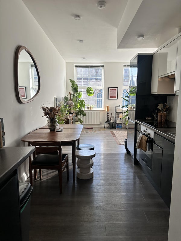 Flat Defoe Road in Greater London