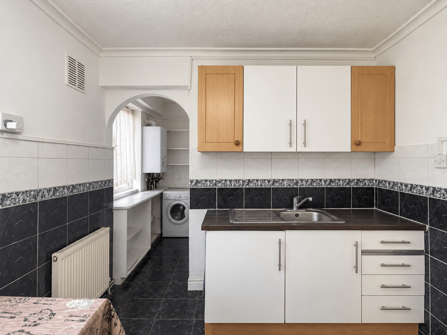 Flat Pinner Grove in London