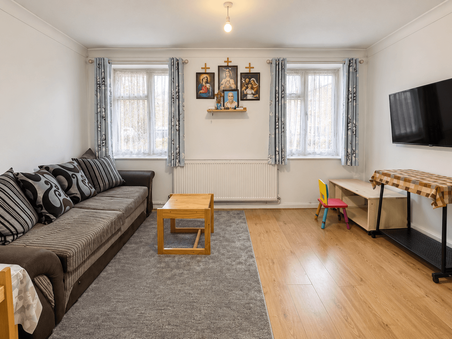 Flat Pinner Grove in London