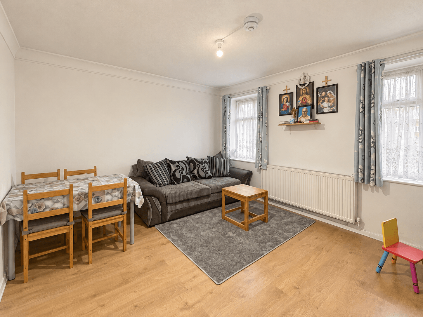 Flat Pinner Grove in London