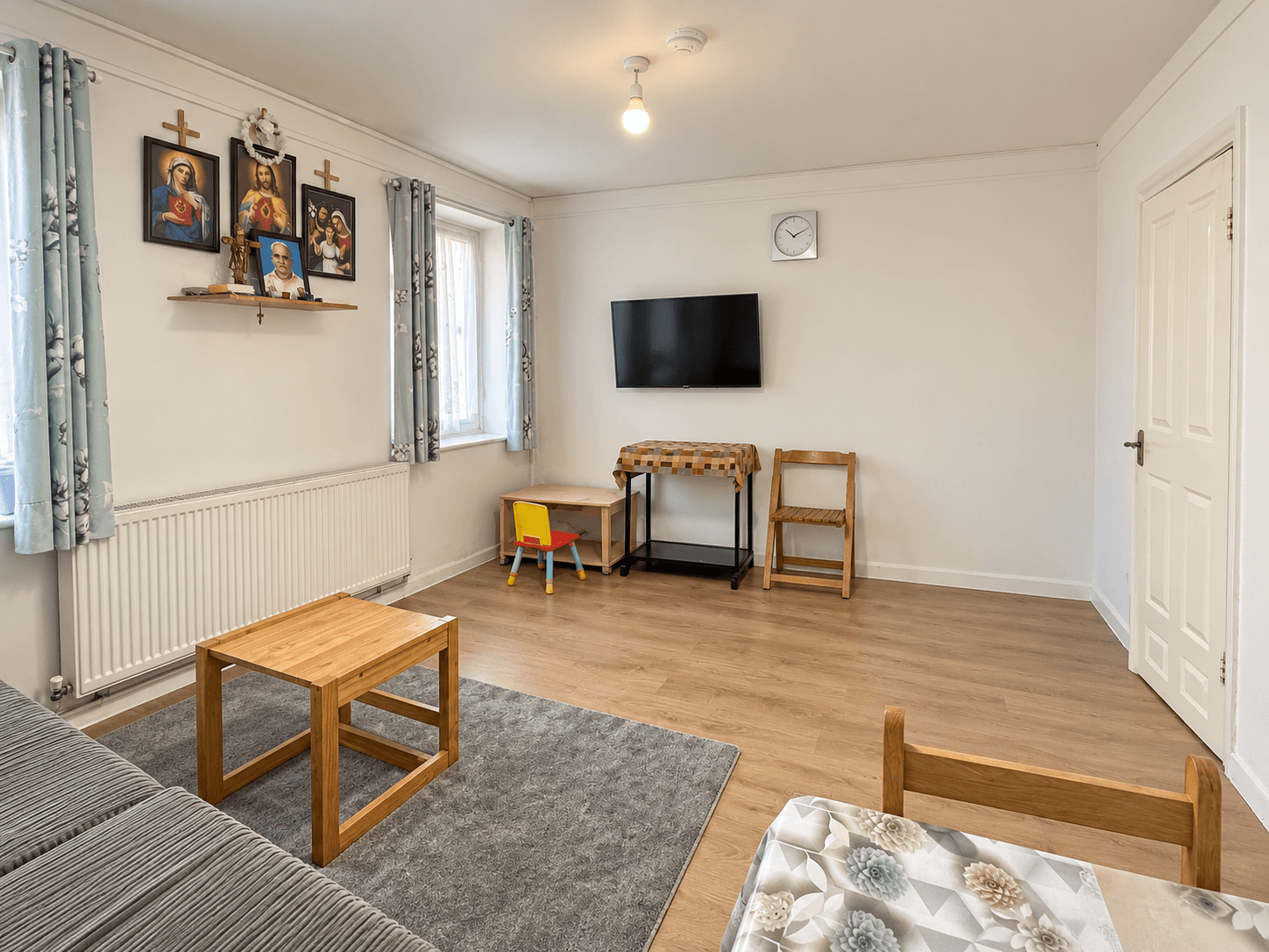 Flat Pinner Grove in London