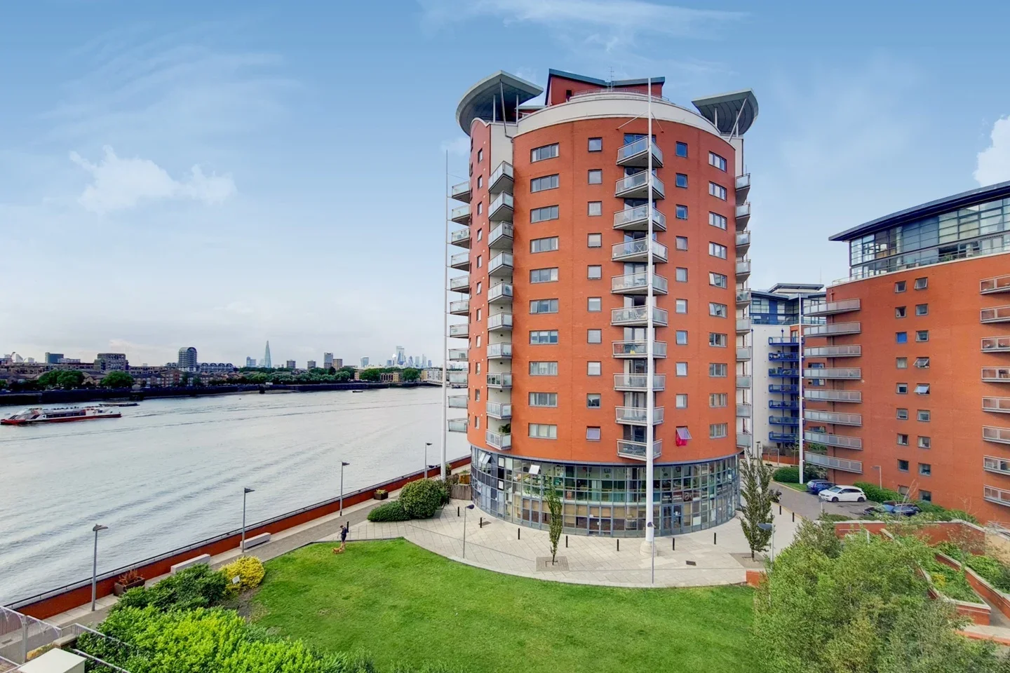 Flat Homer Drive in Greater London
