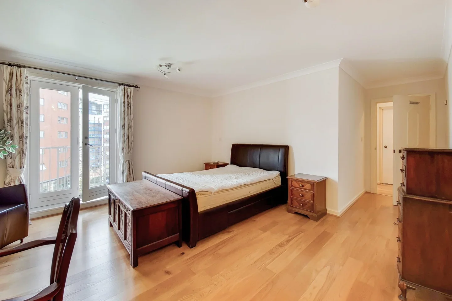 Flat Homer Drive in Greater London