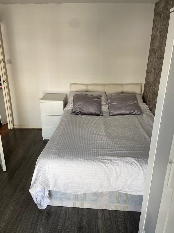 Room Invermore Place in Greater London